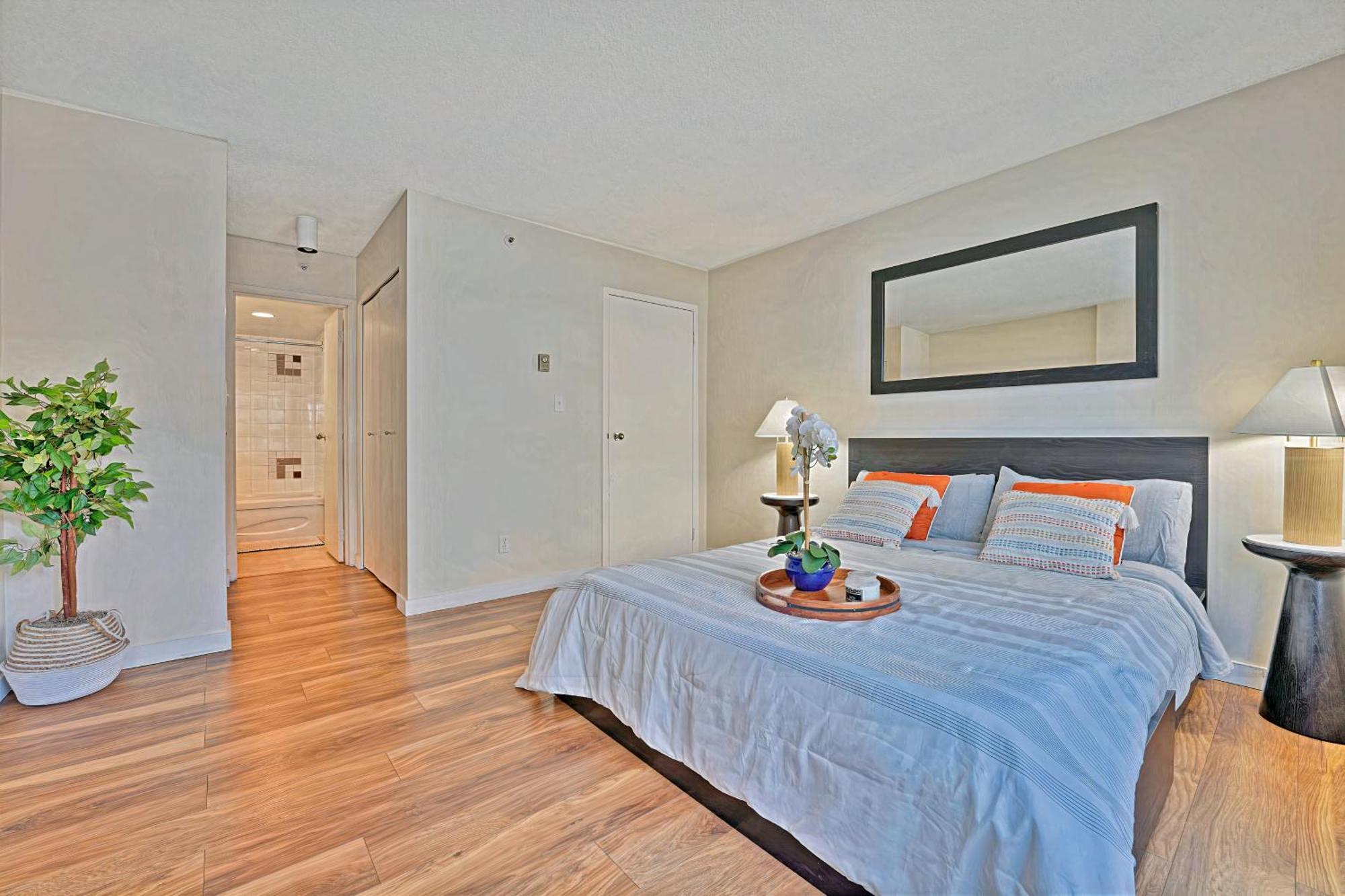 Prime Location Stylish Two-Bedroom Apartment Overlooking Downtown Vancouver Exterior photo